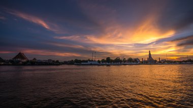 Günbatımı Chao Phraya River, Bangkok, Tayland