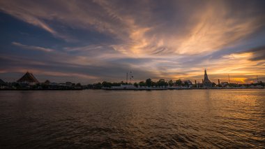 Günbatımı Chao Phraya River, Bangkok, Tayland