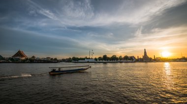 Günbatımı Chao Phraya River, Bangkok, Tayland