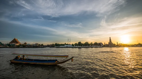 Zachód słońca nad rzeką Chao Praya, Bangkok, Tajlandia — Zdjęcie stockowe
