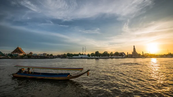 Günbatımı Chao Phraya River, Bangkok, Tayland