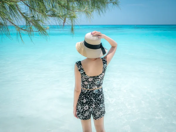 Rücken eines jungen Mädchens mit Blick aufs Meer — Stockfoto