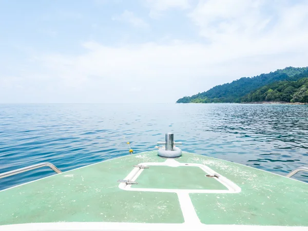 На палубе плавучей лодки в море — стоковое фото