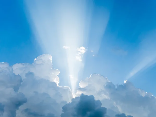 Los rayos de luz brillan a través de nubes Fotos De Stock Sin Royalties Gratis