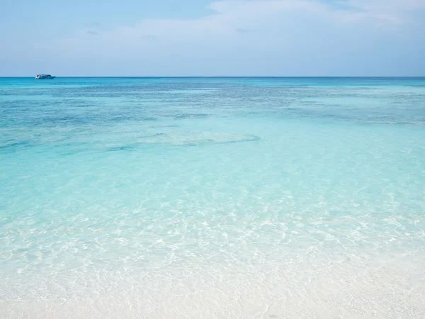 Hermoso mar transparente y cielo azul Imagen De Stock