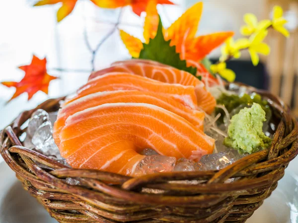 Sashimi au saumon servi sur glace — Photo