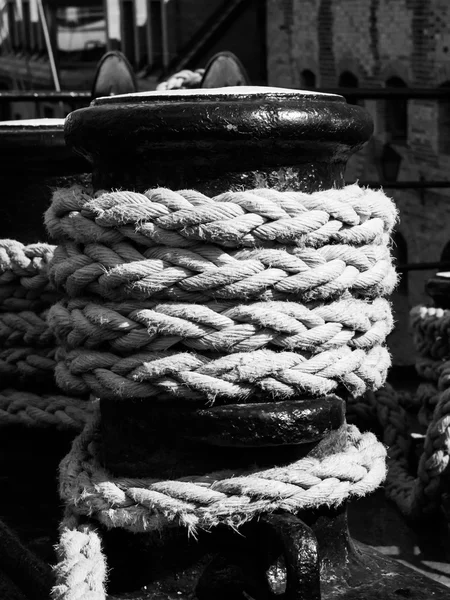 Vieux treuil avec corde de bateau — Photo