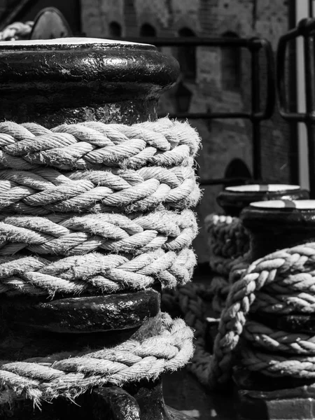 Vieux treuil avec corde de bateau — Photo