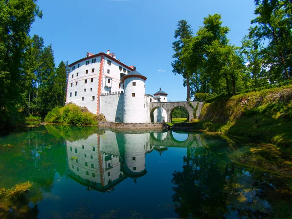 Lovecký zámeček Sněžník ve Slovinsku — Stock fotografie