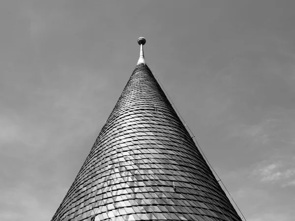 Архитектурные детали конической крыши — стоковое фото