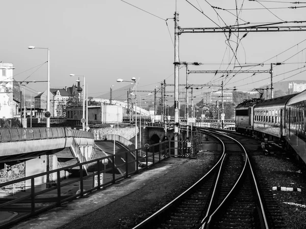 Tren acercándose a estación de tren — Foto de Stock