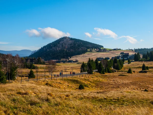 Mt. Bukovec falu nevű falu fölött — Stock Fotó