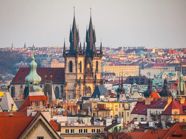 Старый город Праги с церковью Божией Матери перед Тыном — стоковое фото