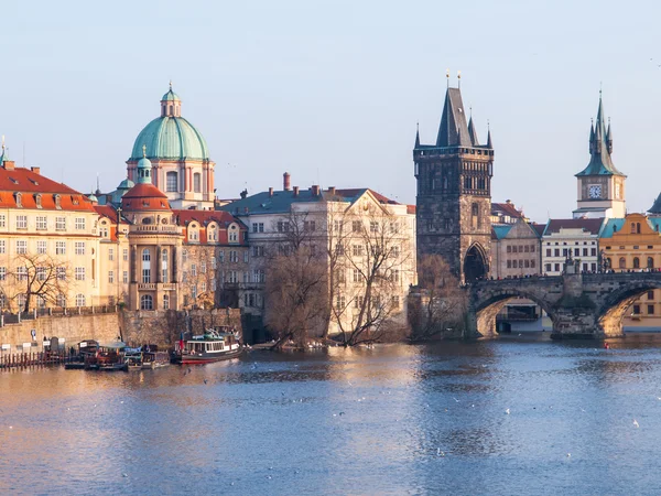 Moldau en torens van de oude stad van Praag — Stockfoto