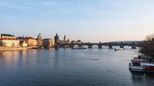 Rivier VLTAVA en charles brug in Praag — Stockfoto