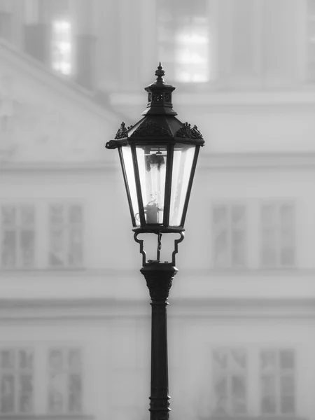 Praag straat lamp in mistige ochtend — Stockfoto