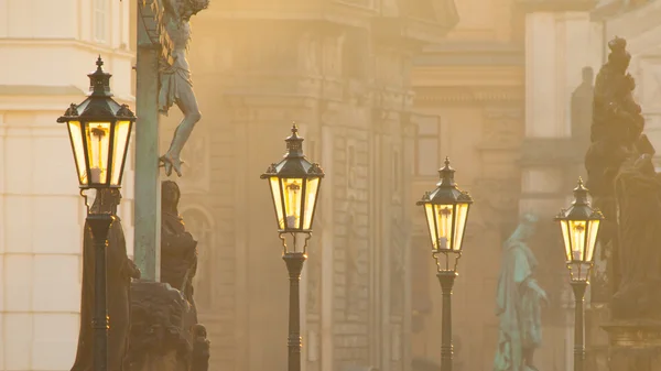 Lâmpadas de rua na ponte Charles pela manhã Praga — Fotografia de Stock