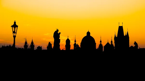 Silhouetten van torens en standbeelden in Prague Old Town — Stockfoto