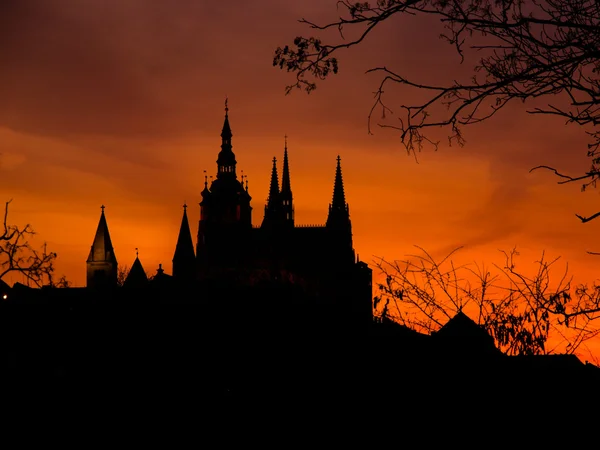 Castello di Praga torreggia silhouette al tramonto — Foto Stock