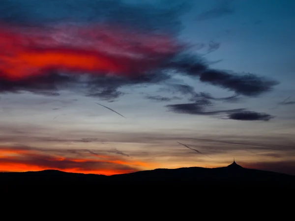 Dramatik günbatımı gökyüzü ile Jested ridge siluet — Stok fotoğraf