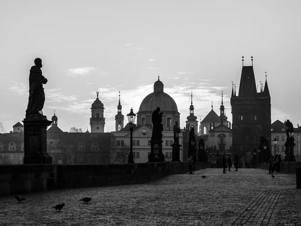 Солнечное утро на Карловом мосту в Праге — стоковое фото