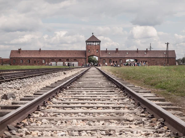 Hlavní brána do koncentračního tábora v Osvětimi-Březinka (Polsko) — Stock fotografie