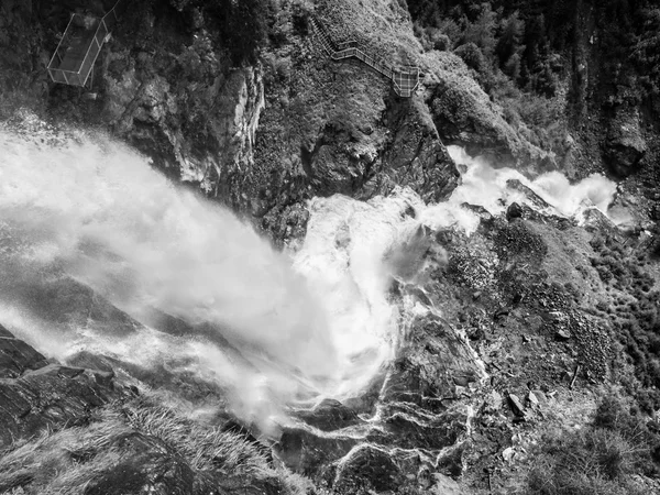 オーストリアのアルプスの Stuiben 滝 — ストック写真