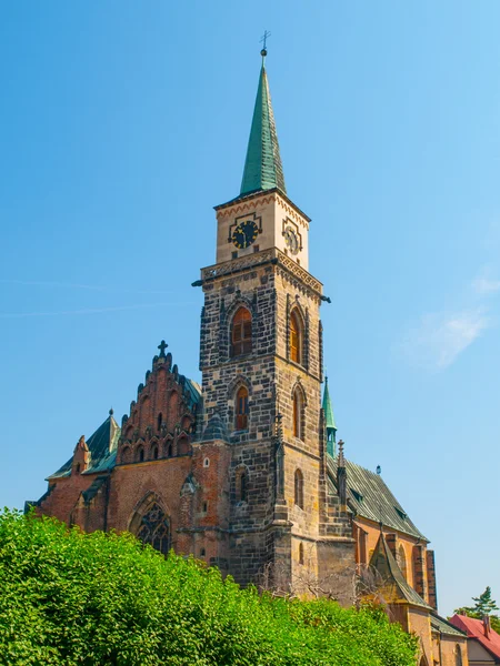 Den gotiske kirken St. Giles i Nymburk – stockfoto