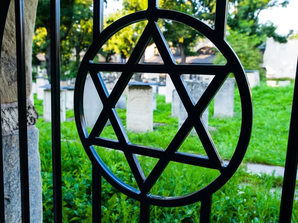 Portão de ferro com David estrela no cemitério judaico — Fotografia de Stock