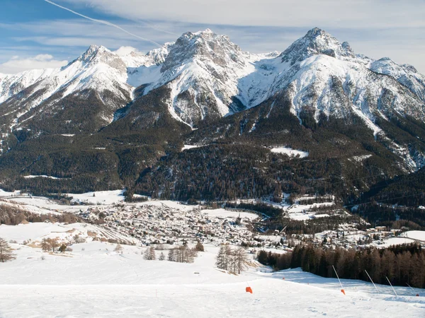 Het dorp Scuol in Zwitserse Alpen — Stockfoto