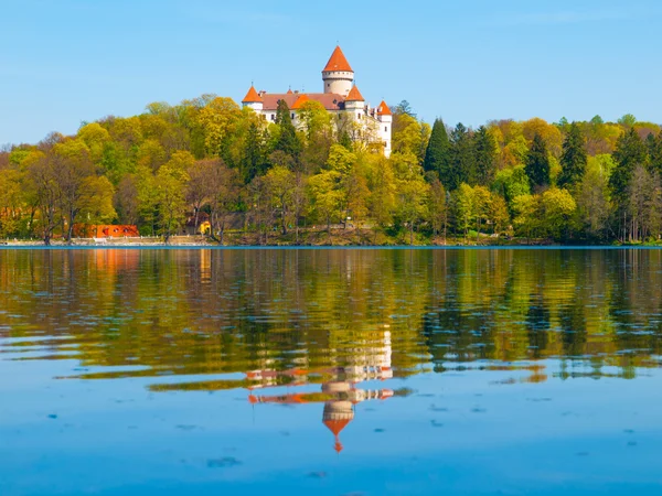 Chateau Konopiste reflejándose en el agua — Foto de Stock