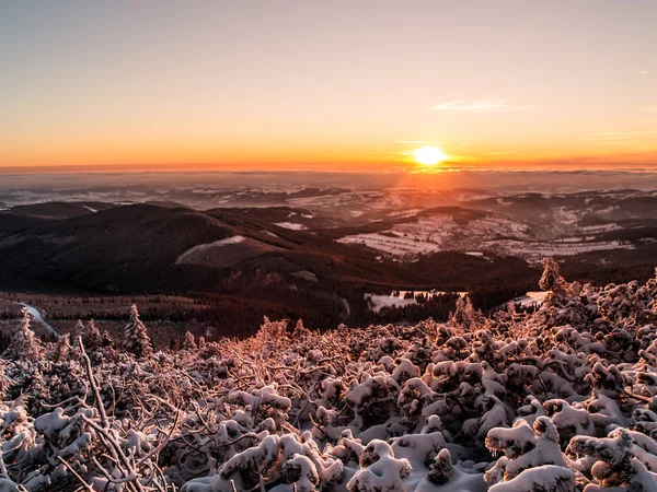 Solnedgång i vinterbergen — Stockfoto