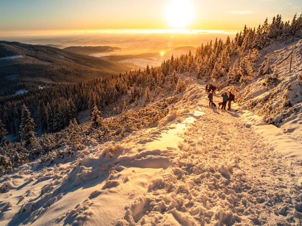 Západ slunce výlet v zimních horách — Stock fotografie