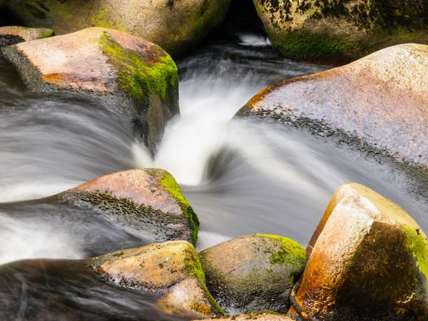 Dettaglio flusso fiume offuscato — Foto Stock