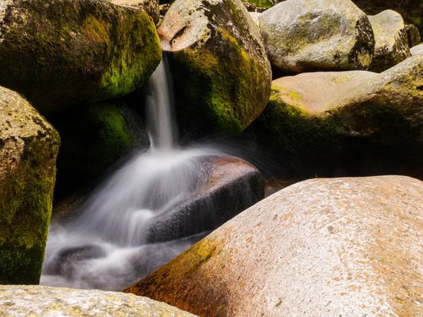 Dettaglio flusso fiume offuscato — Foto Stock