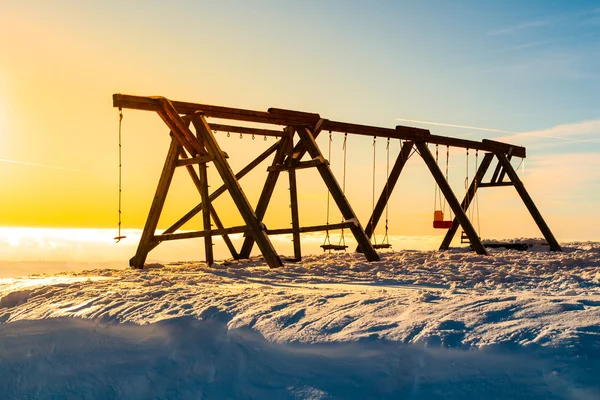 Lege schommels op zonsondergang tijd — Stockfoto