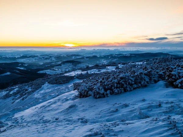 Skymning i vinter berg — Stockfoto