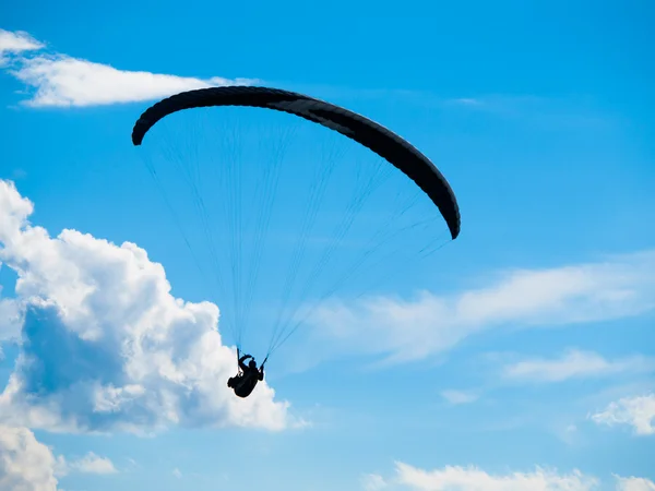 蓝蓝的天空和洁白的云朵与操控滑翔伞剪影 — 图库照片