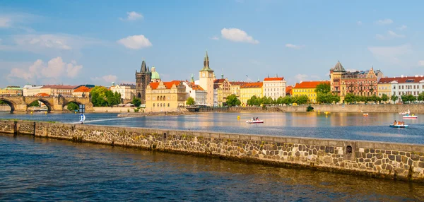 Prager Altstadttürme mit Karlsbrücke über Moldau — Stockfoto