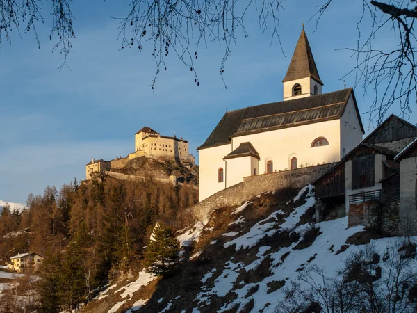 Tarasp εκκλησία και κάστρο σε Ελβετικές Άλπεις — Φωτογραφία Αρχείου