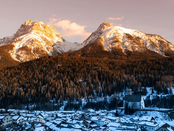 Noite na aldeia alpina — Fotografia de Stock