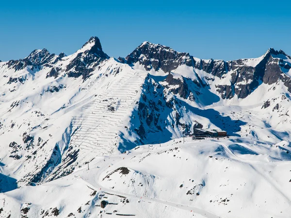 Sonniger Wintertag im alpinen Skigebiet — Stockfoto