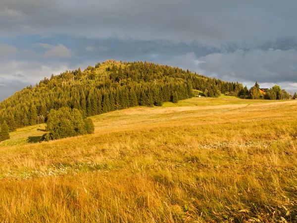 La montagne Bukovec au coucher du soleil — Photo