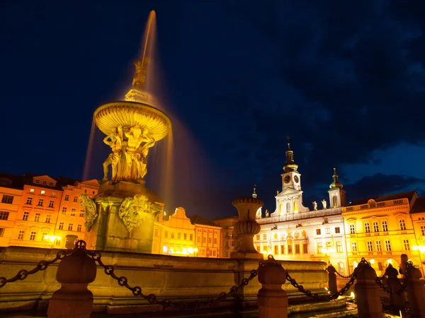 Samsons fontäne in ceske budejovice bei Nacht — Stockfoto