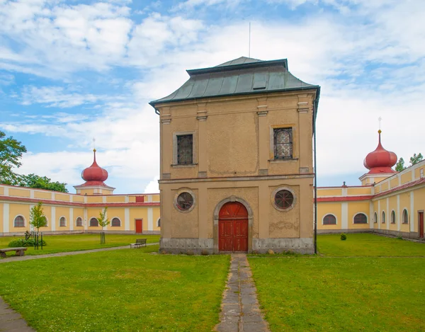 Зеленый двор монастыря Горни Хедек — стоковое фото