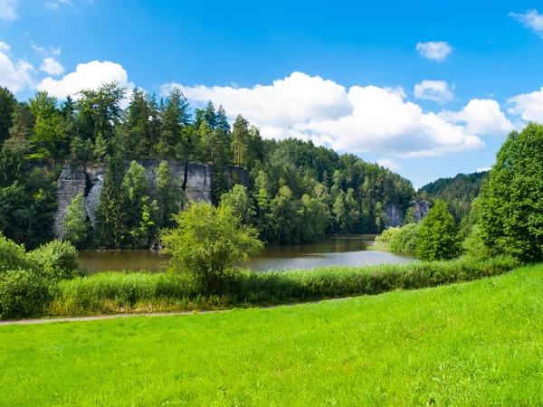 Beau lac et tours de grès — Photo