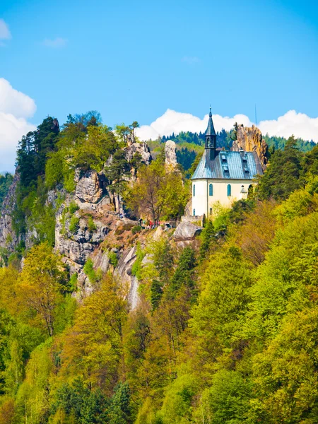 Ruínas do Castelo de Vranov com pequena capela rochosa em Mala Skala — Fotografia de Stock