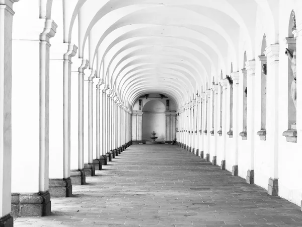 Archway długi korytarz — Zdjęcie stockowe