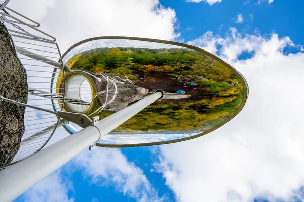 TANVALD, TSJECHIË - OKTOBER 2020: Moderne uitkijktoren op Maly Spicak. Evoceert sport bobslee vanwege de buurt van voormalige bobsleebaan. Tanvald, Tsjechië — Stockfoto