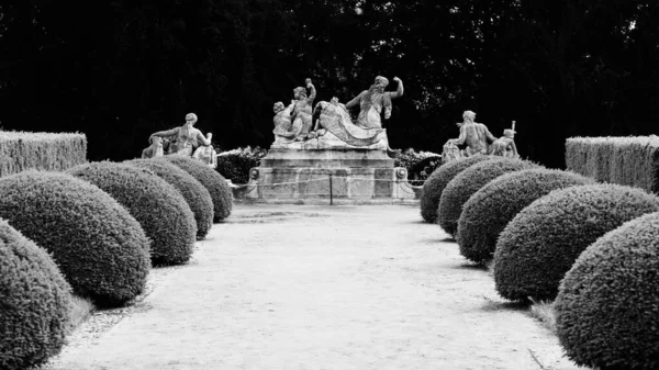 Прикрашений фонтан в барокових замкових садах Чеського Крамлова, Чеська Республіка. — стокове фото